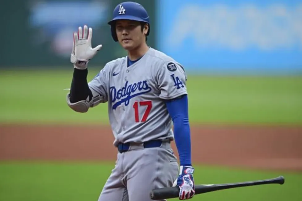 bong-chay-than-thanh-yamamoto-yoshinobu-va-ohtani-shohei-ban-pha-lam-nuc-long-nguoi-ham-mo